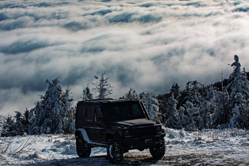 images/komponenty/sekcje-tekstowe/offroad-podroz-na-snieznej-gorskiej-drodze-zimowa-koncepcja-ravel-z-x-samochodowym-jeepem-offroad-na-swiezym-powietrzu.jpg
